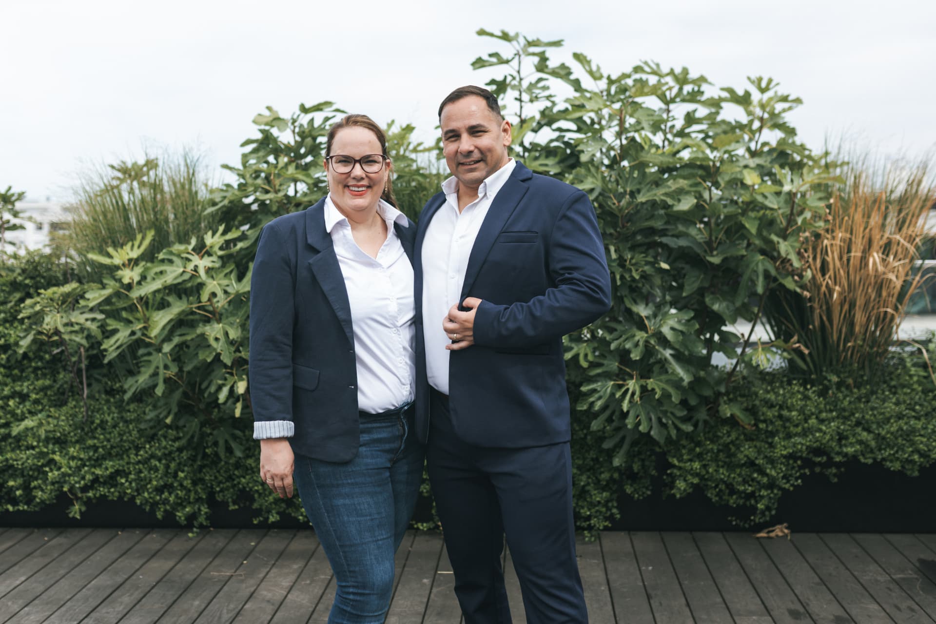 Zwei Personen im Business-Look auf einer Dachterrasse