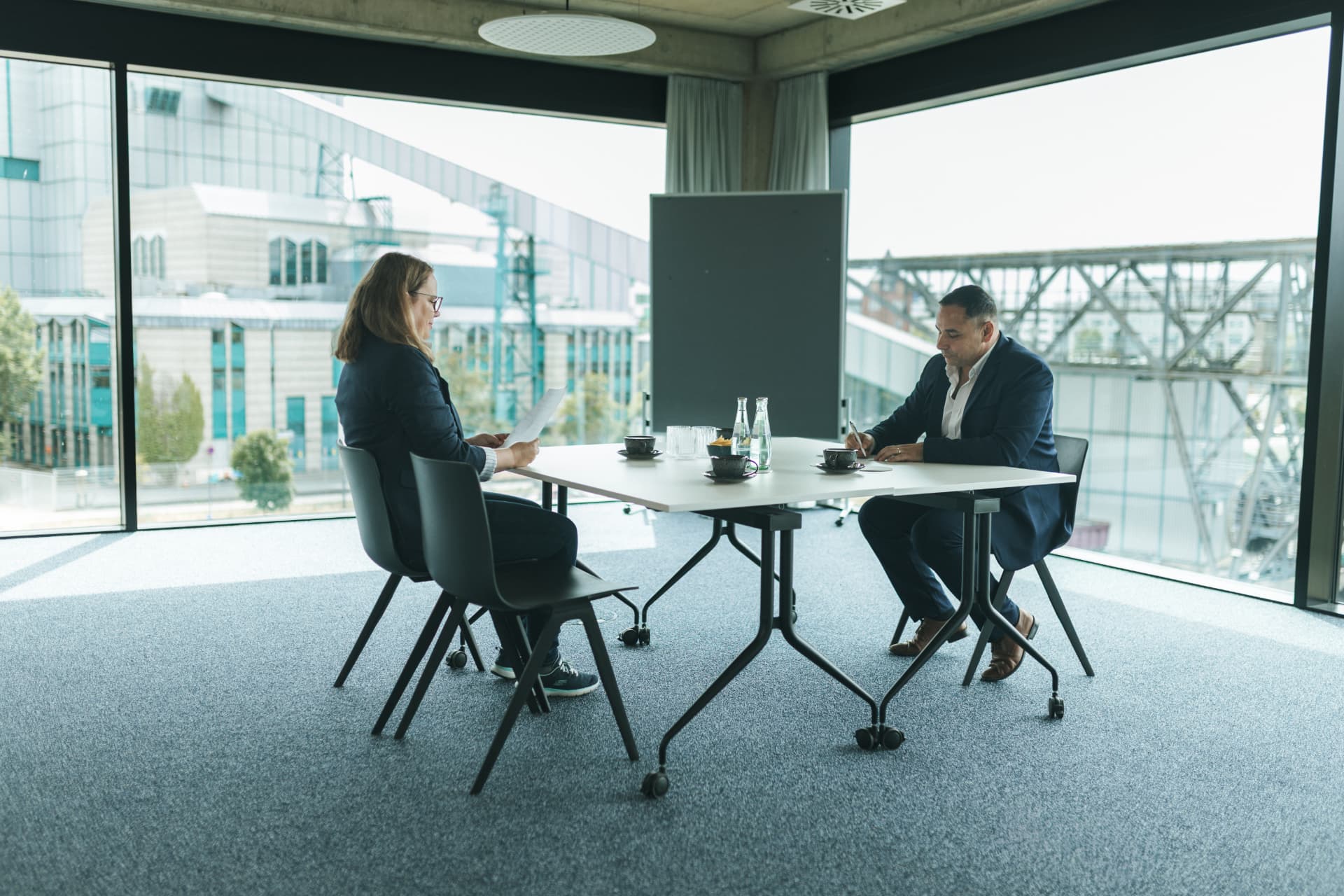 Beratungsgespräch am Tisch in einem hellen Besprechungsraum